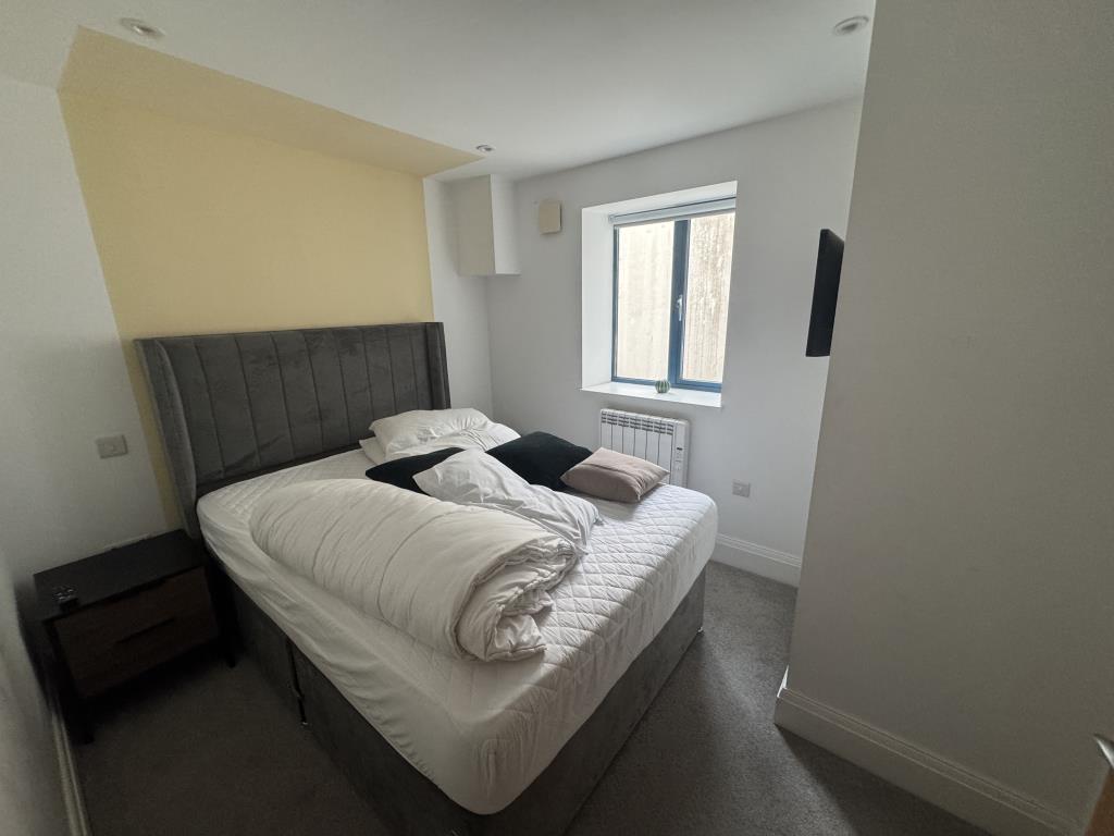 Lot: 87 - A WELL PRESENTED FLAT WITHIN CLOSE PROXIMITY TO TORQUAY HARBOUR - Bedroom two